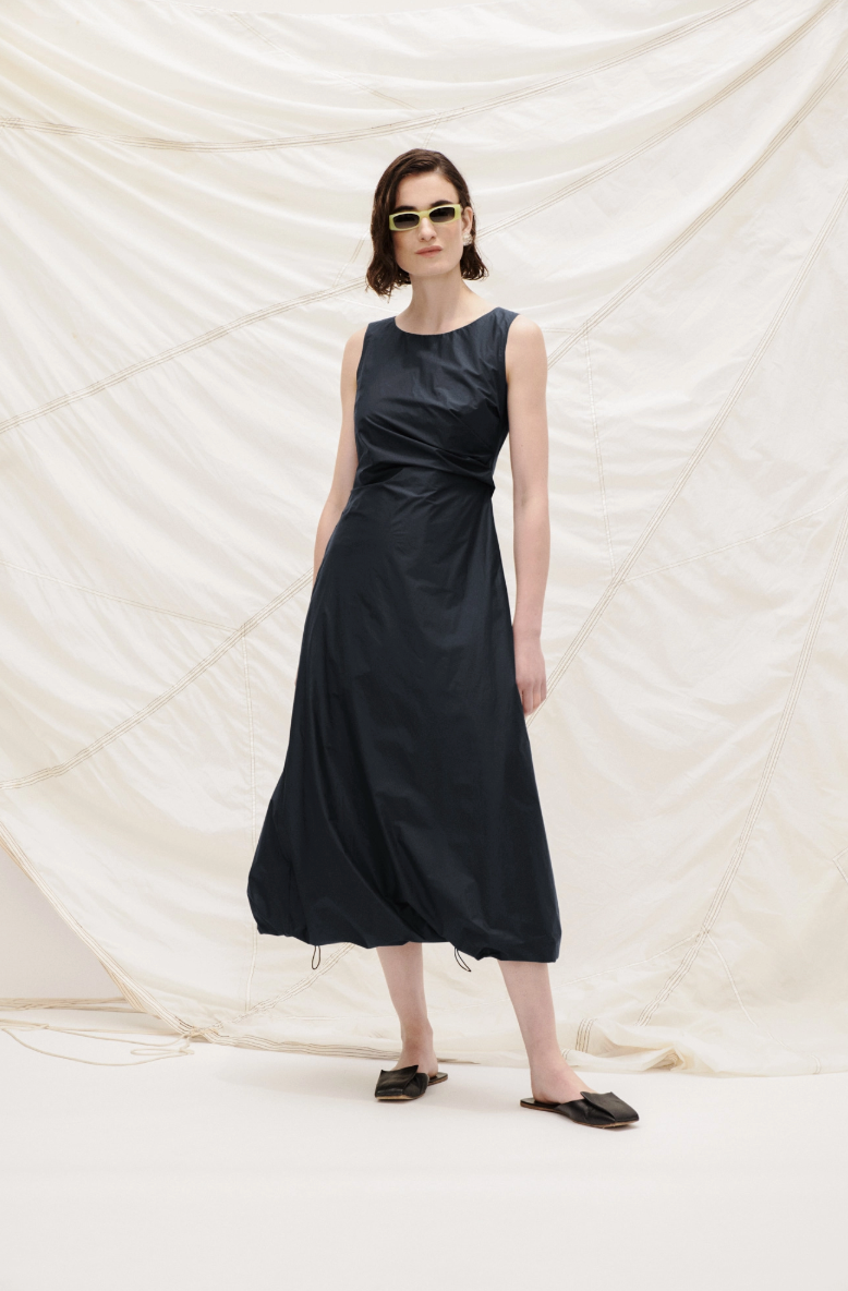 Sleeveless dress with twisted detail