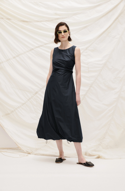 Sleeveless dress with twisted detail