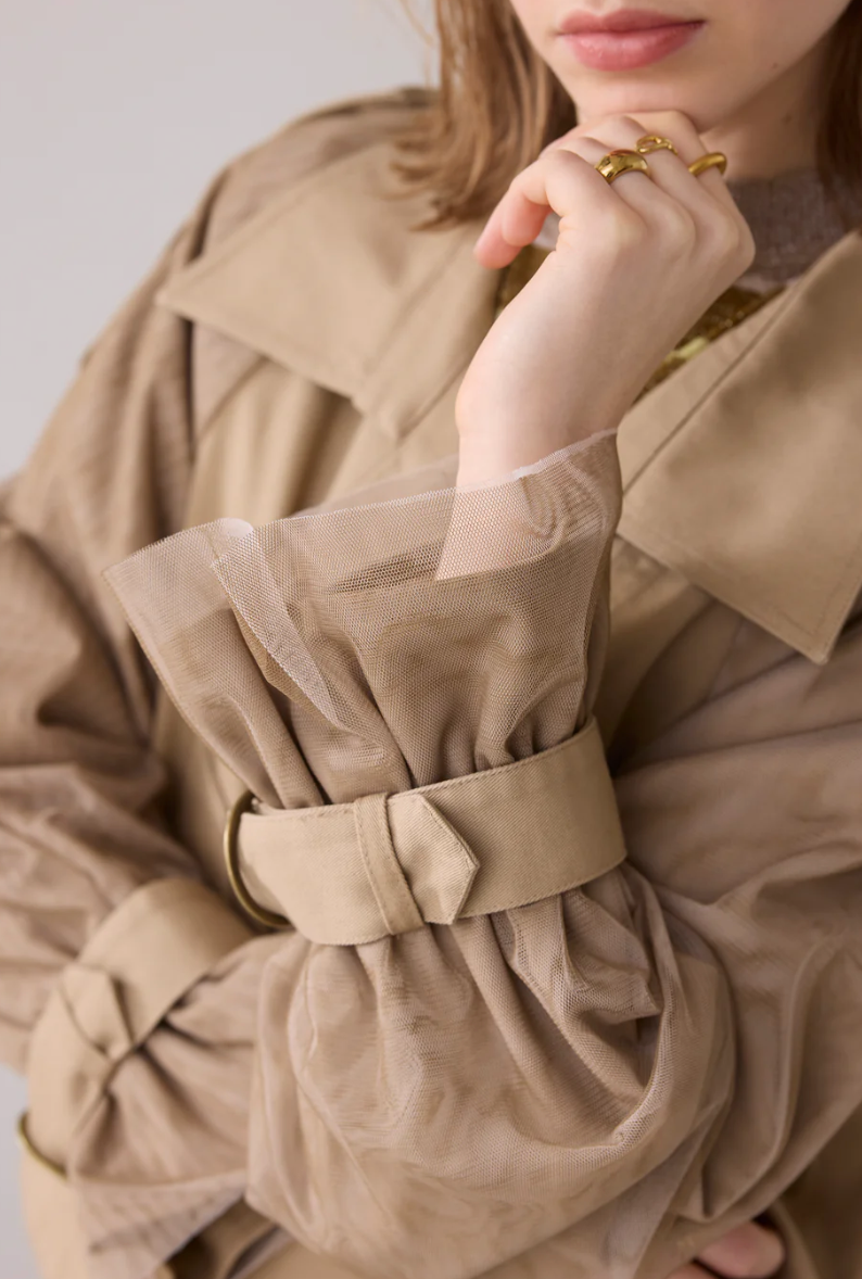Short trench coat with mesh sleeves